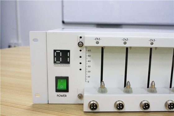 8つのチャネル電池充満排出のテスターの円柱細胞電池細胞の等級分け機械