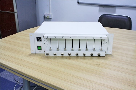 8つのチャネル電池充満排出のテスターの円柱細胞電池細胞の等級分け機械