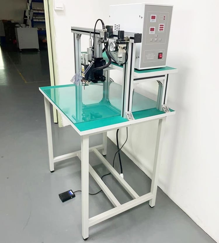 21700 26650 32700 18650電池のための手動フィートのペダルのテーブルのガントリー スポット溶接機械